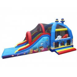 Castello gonfiabile multicolore con scivolo lungo Castello gonfiabile multicolore con scivolo lungo