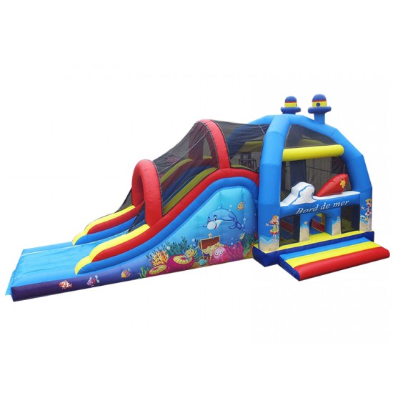 Castello gonfiabile multicolore con scivolo lungo