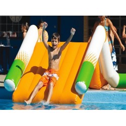 Piccolo scivolo acquatico gonfiabile galleggiante Piccolo scivolo acquatico gonfiabile galleggiante
