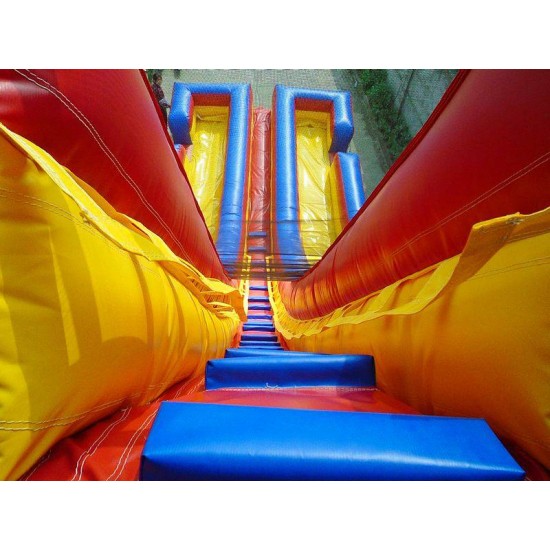 Grande scivolo gonfiabile verticale multicolore Grande scivolo gonfiabile verticale multicolore