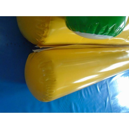 Piccolo scivolo acquatico gonfiabile galleggiante