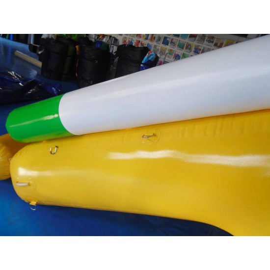 Piccolo scivolo acquatico gonfiabile galleggiante